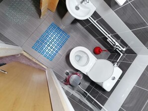 Kamar Double atau Twin Deluks | Kamar mandi | Shower, pengering rambut, sandal, dan handuk