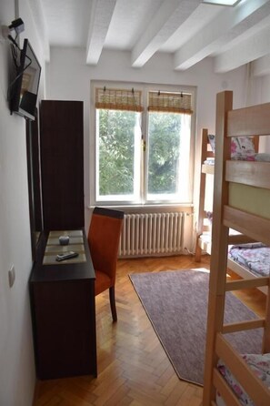 Seprai premium, meja kerja, ruang kerja ramah laptop, dan kedap suara