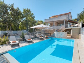 Pool - Stunning private villa for 10 people with A/C, hot tub, private pool, WIFI, TV and terrace (Rijeka)