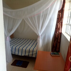 Dobbeltværelse med dobbeltseng eller 2 enkeltsenge | Skrivebord, strygejern/strygebræt, gratis Wi-Fi, sengetøj