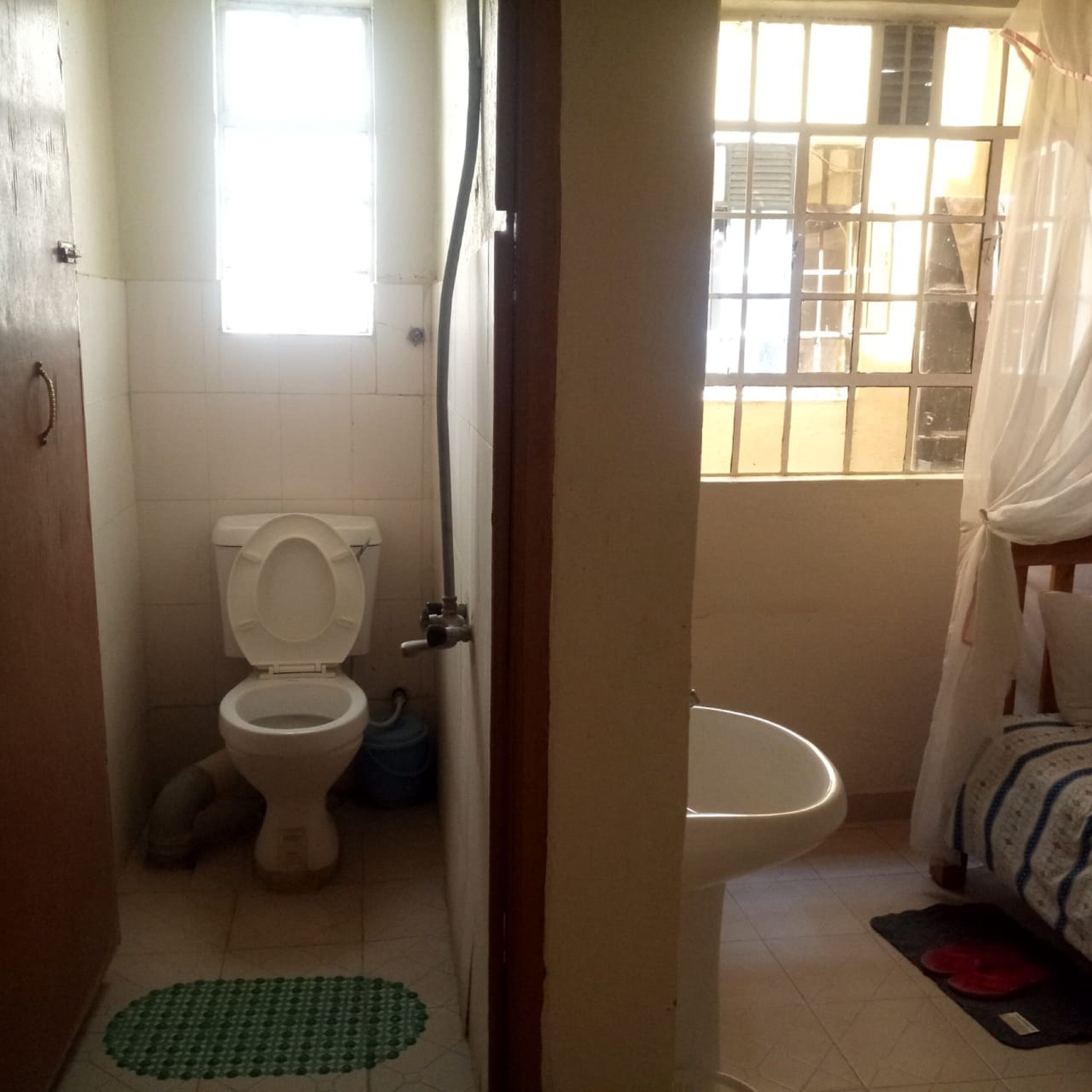 Un bagno con WC, bidet e lavandino.