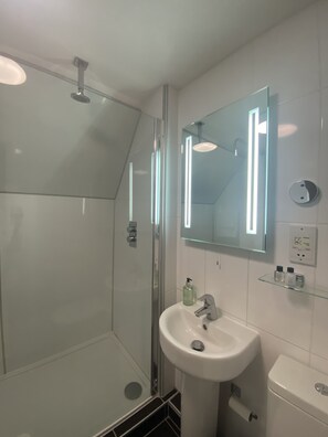Premium Apartment | Bathroom | Shower, hair dryer, towels, shampoo - Bellfosters (King's Lynn)