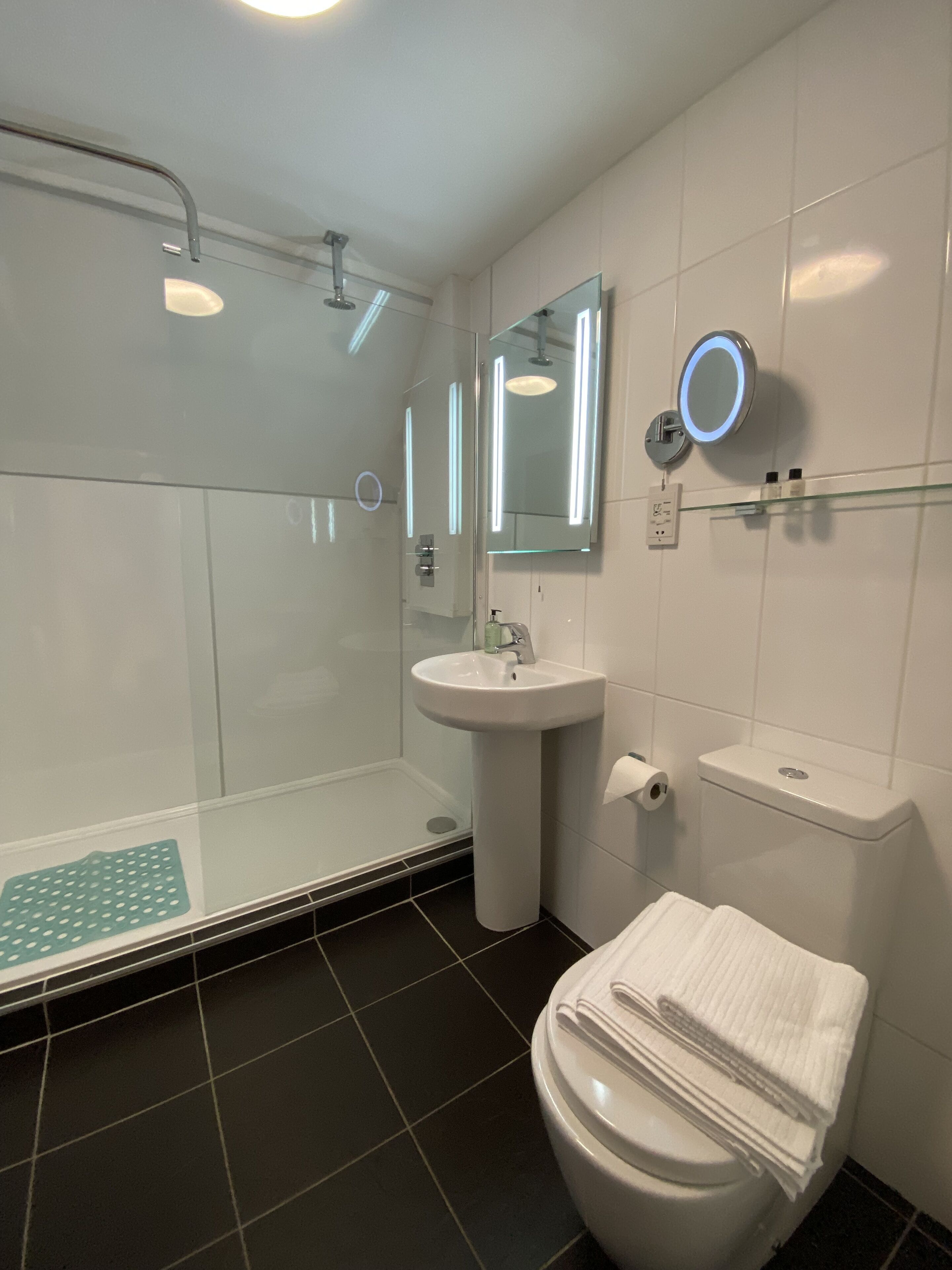 Appartement Premium | Salle de bain | Douche, sèche-cheveux, serviettes fournies, shampoing