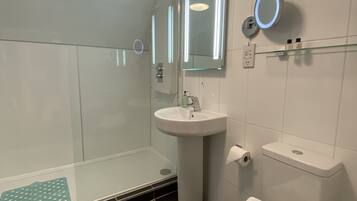 Appartement Premium | Salle de bain | Douche, sĂšche-cheveux, serviettes fournies, shampoing