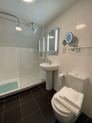 Premium Apartment | Bathroom | Shower, hair dryer, towels, shampoo - Bellfosters (King's Lynn)