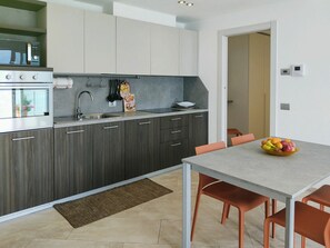 Microwave, oven, dishwasher, toaster - Nice apartment for 4 people with WIFI, A/C, TV, terrace and pets allowed (Aurogna)
