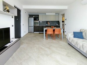 TV - Nice apartment for 4 people with WIFI, A/C, TV, terrace and pets allowed (Aurogna)