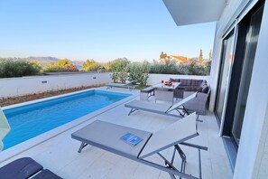 Outdoor pool, pool umbrellas, sun loungers - Villa E & D (Janjina)