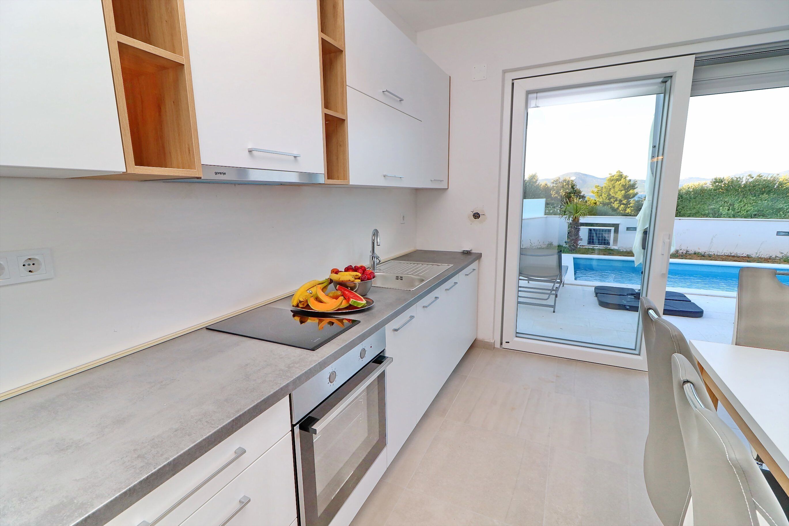 Fridge, oven, stovetop