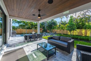 Outdoor dining - Stunning Modern Luxury in Fort Lauderdale w Heated Pool & Spa, Minutes to Beach (Fort Lauderdale)