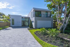 Exterior - Stunning Modern Luxury in Fort Lauderdale w Heated Pool & Spa, Minutes to Beach (Fort Lauderdale)