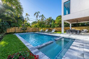 Outdoor pool, a heated pool - Stunning Modern Luxury in Fort Lauderdale w Heated Pool & Spa, Minutes to Beach (Fort Lauderdale)