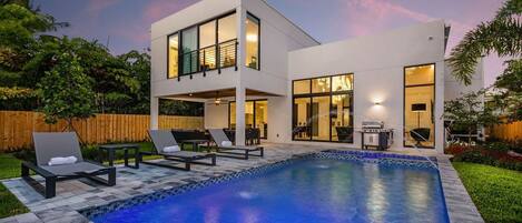 Utomhuspool och uppvärmd pool