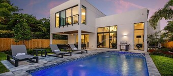 Stunning Modern Luxury in Fort Lauderdale w Heated Pool & Spa, Minutes to Beach