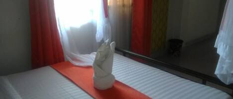 Bureau, Wi-Fi gratuit, draps fournis