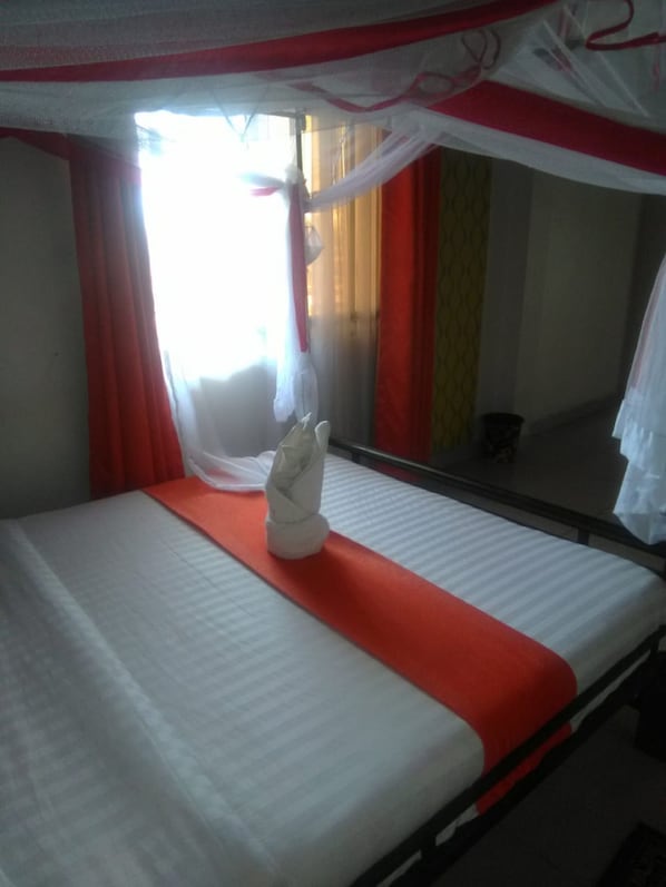 Escritorio, wifi gratis y ropa de cama