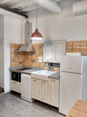 ثلاجة، ميكروويف، فرن، موقد طهي مسطح