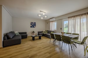Apartamento superior, 2 quartos (Α2) | Área de estar | Smart TV