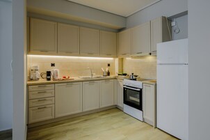 Apartamento superior, 2 quartos (Α2) | Cozinha privada | Geladeira grande, fogão, cooktop, cafeteira/chaleira