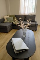 Apartamento superior, 2 quartos (Α2) | Área de estar | Smart TV