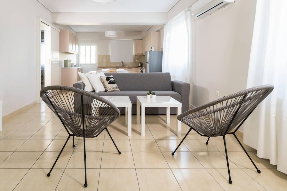 Superior Apartment, 2 Bedrooms (Α1) | Living area | Smart TV