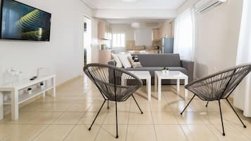 Superior-Apartment, 2 Schlafzimmer (Α1) | Wohnbereich | Smart-TV