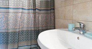 Appartement Supérieur, 2 chambres (Α1) | Salle de bain | Baignoire, articles de toilette gratuits, sèche-cheveux