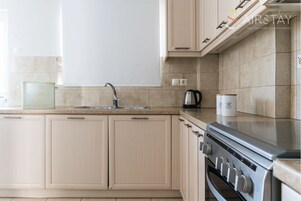 Refrigerador con freezer, horno, placa de cocina, cafetera/tetera