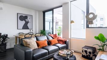 TV connectée, Netflix, baby-foot, livres