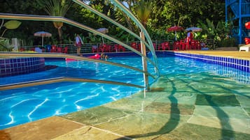 3 piscines extérieures, chaises longues