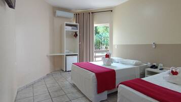 Quarto duplo superior | Frigobar, escrivaninha, Wi-Fi de cortesia, roupa de cama