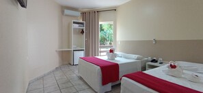 Habitación superior con 2 camas individuales | Minibar, escritorio, wifi gratis y ropa de cama