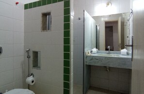 Superior-Vierbettzimmer | Badezimmer | Dusche, kostenlose Toilettenartikel, Handtücher, Seife