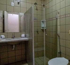 Habitación superior con 2 camas individuales | Baño | Regadera, amenidades de baño gratuitas, toallas, jabón 