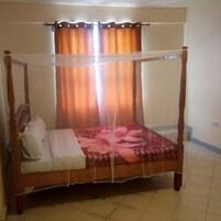 Escritorio, wifi gratis y ropa de cama 