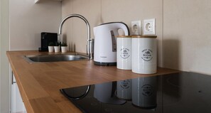 Apartamento estándar | Cocina privada | Frigorífico grande, placa de cocina, hervidor eléctrico y tostadora