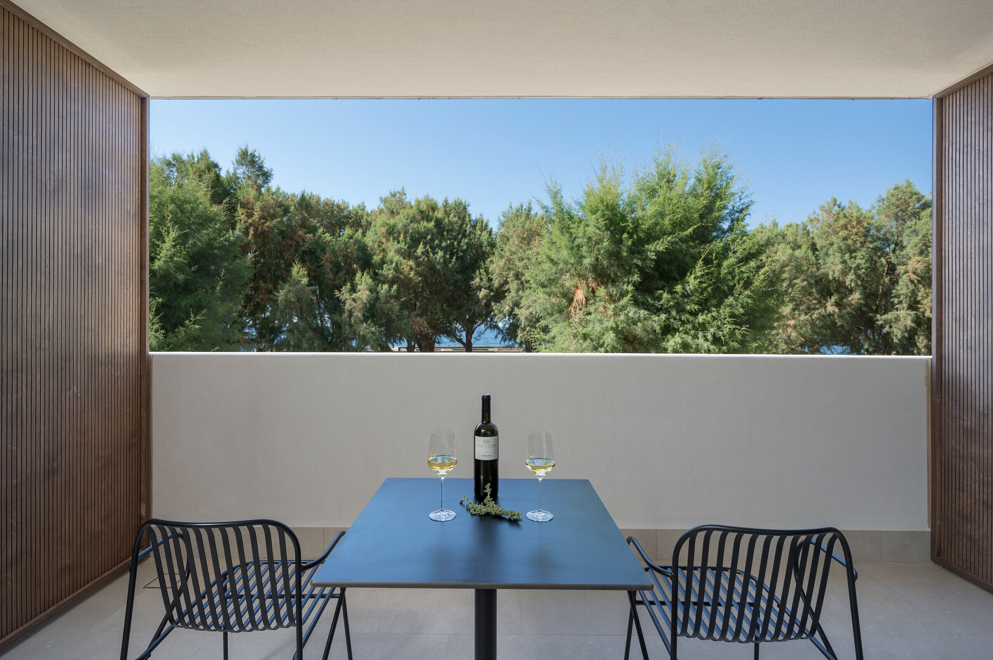 Deluxe Room Side Sea View | Lakens van Egyptisch katoen, luxe beddengoed, een minibar