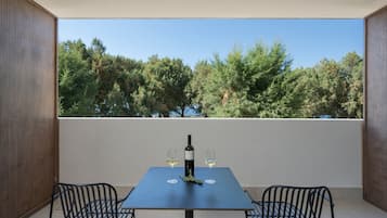 Deluxe Room Side Sea View | Egyptian cotton sheets, premium bedding, minibar, in-room safe