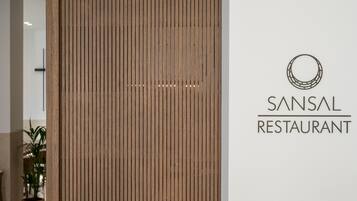 Panel de madera vertical con un logotipo y texto para el Restaurante Sansal.