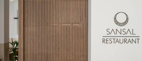 Panel de madera vertical con un logotipo y texto para el Restaurante Sansal.