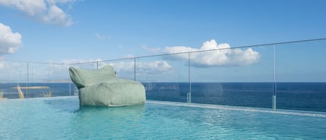 Piscina stagionale all'aperto, ombrelloni da piscina, lettini