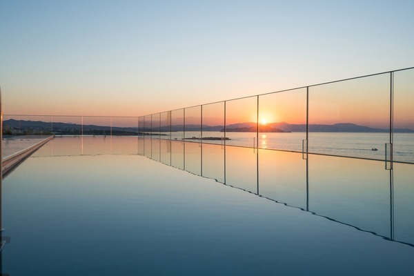 Sesongbasert utendørsbasseng, bassengparasoller og solsenger