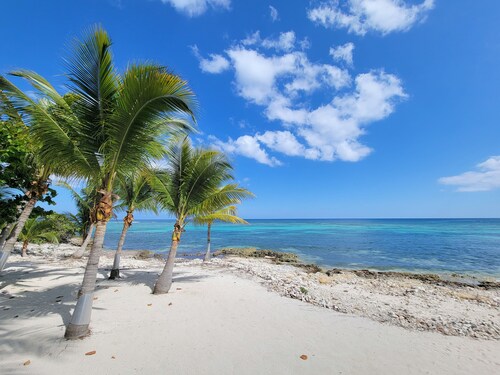 Welcoming Renovated 3-bedroom Ground Floor Beach Front Condo in Bodden Town