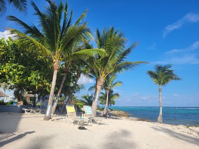 Welcoming Renovated 3-bedroom Ground Floor Beach Front Condo in Bodden Town