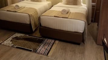 Twin Room | Desk, blackout drapes, free WiFi, bed sheets