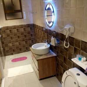 Shower, free toiletries, hair dryer, towels - Hylise Hotel (Naivasha)