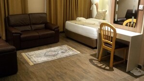 Desk, blackout drapes, WiFi (free), bed sheets - Hylise Hotel (Naivasha)