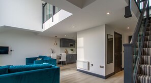 Estúdio superior | Escrivaninha, espaço de trabalho para notebook, Wi-Fi de cortesia