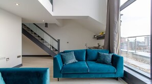 Estúdio superior | Escrivaninha, espaço de trabalho para notebook, Wi-Fi de cortesia