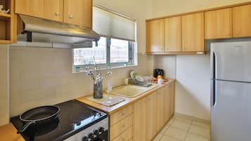 Full-sized fridge, stovetop, coffee/tea maker, electric kettle